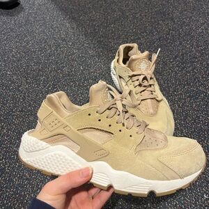 Nike air huarache tan size 9
